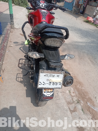 Hero hunk 150 cc red colour
